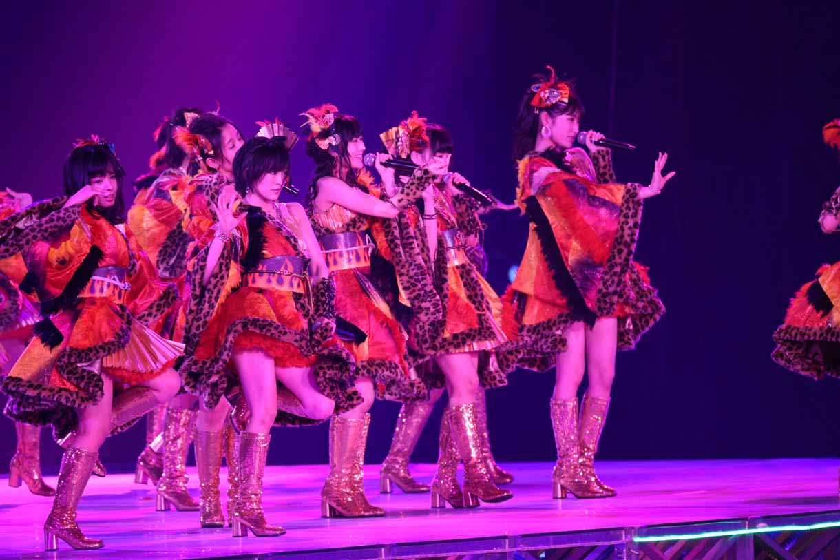 「HA！」を披露するNMB48。 (c)AKS
