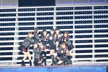 初センター曲「見えない空はいつでも青い」を披露する横山由依。 (c)AKS