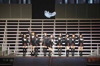 白衣を脱ぎ捨てた横山由依。 (c)AKS