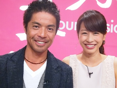 トーク収録後の久保田利伸（写真左）と加藤綾子アナウンサー（右）。