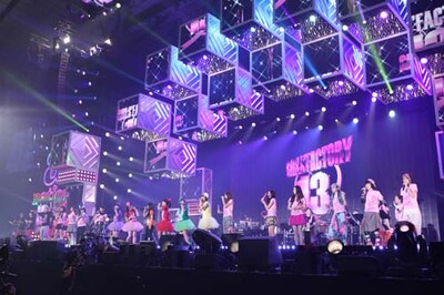 出演者全員で「走れ！」「夢見るシャンソン人形」を披露しているときの様子。