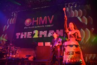 写真左からベン・ワトキンス、マリ・マツァール。（Photo by KOTARO MANABE）