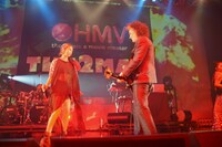 写真左から柴咲コウ、ベン・ワトキンス。（Photo by KOTARO MANABE）