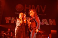 写真左から柴咲コウ、ベン・ワトキンス。（Photo by KOTARO MANABE）