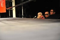 試合を見守るビッグダディ。隣には実況の村田晴郎と解説の杉作J太郎。