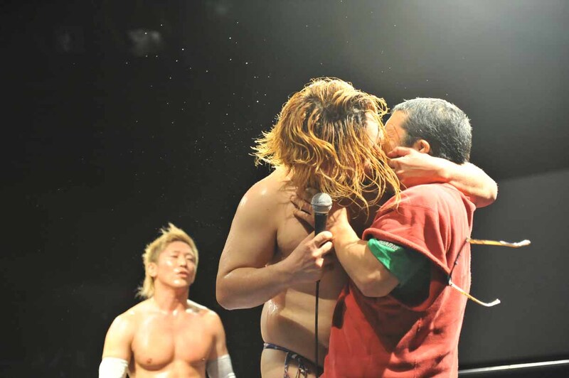 ビッグダディの唇を奪う男色ディーノ。