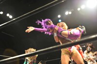 ステファニー・アユミを抱きかかえる福田洋。