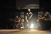 花道を歩くアントーニオ本多。