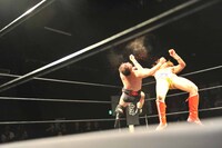 両者ラリアートが決まった瞬間。