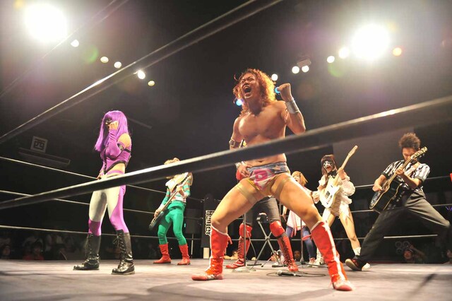 流血してもなお歌い続ける福田洋。