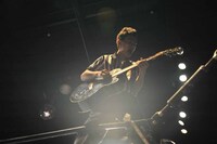 ギターをかき鳴らす細身のシャイボーイ。