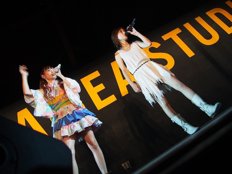 「土下座をしながら呼び込みましょう」と相川七瀬(写真右)を迎え入れたしょこたん(左)。