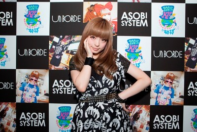 この日の衣装は“ワールドツアー”にちなんで「￥」「＄」「₩」など世界の通貨のマークがあしらわれたドレス。