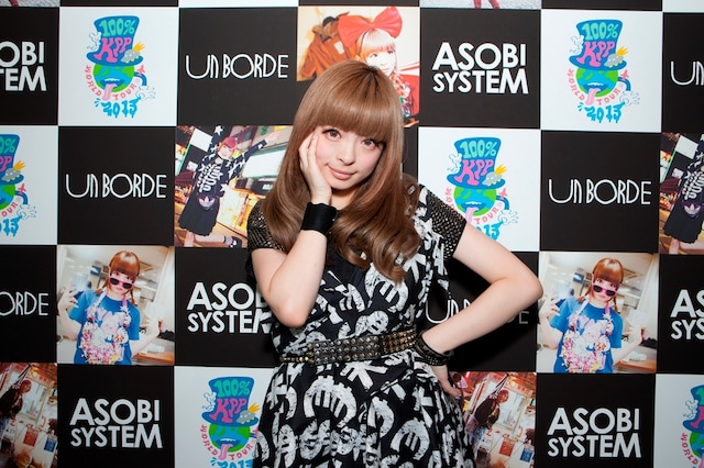 この日の衣装は“ワールドツアー”にちなんで「￥」「＄」「₩」など世界の通貨のマークがあしらわれたドレス。