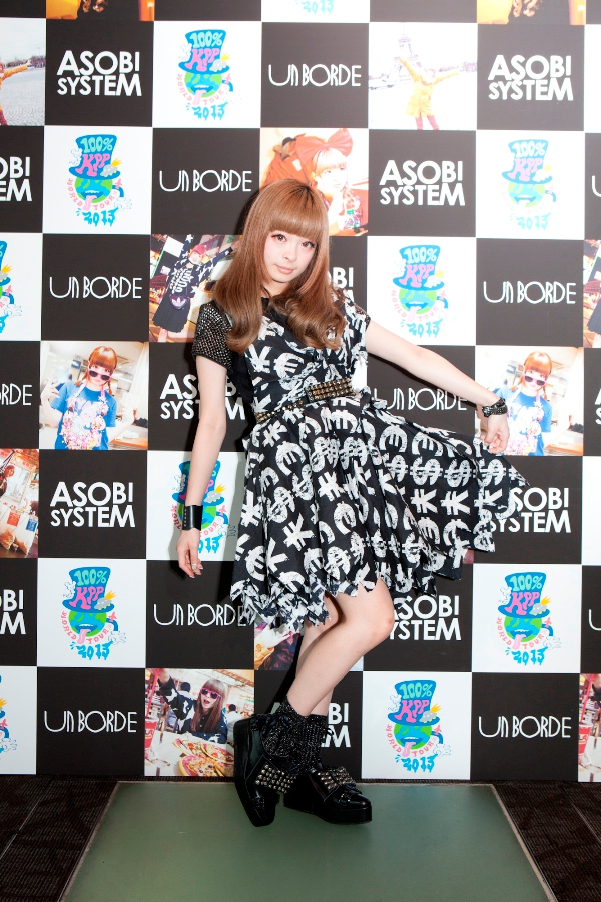 イベント前に写真撮影を行ったきゃりーぱみゅぱみゅ。