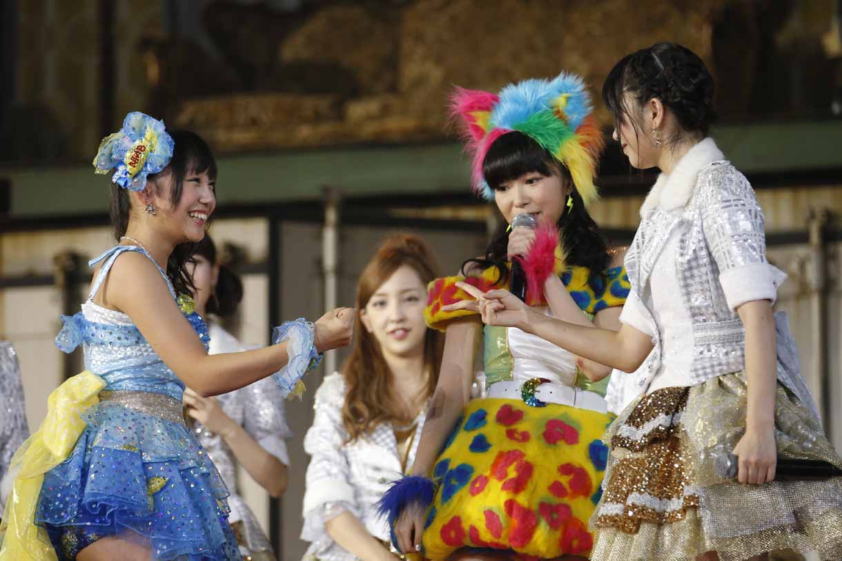 MCでNMB48藪下柊がAKB48横山由依にじゃんけんを挑み勝利する。(c