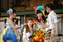 MCでNMB48藪下柊がAKB48横山由依にじゃんけんを挑み勝利する。(c)AKS