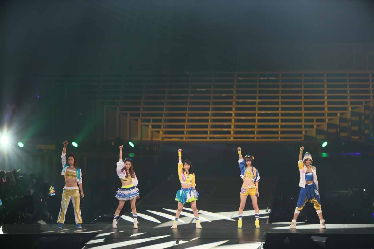「転がる石になれ」の模様。(c)AKS