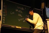 前に出て問題を解くユースケ。