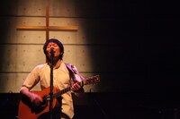 教会の十字架を背にパフォーマンスするPERIDOTS。