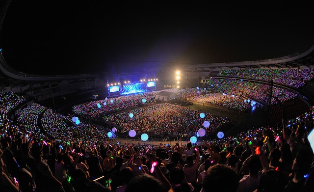 会場はザイロバンドの光とチームラボボールで彩られた。（撮影：古渓一道）