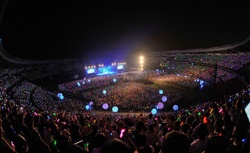 会場はザイロバンドの光とチームラボボールで彩られた。（撮影：古渓一道）