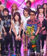 スタジオライブ収録後には記念撮影が行われた。