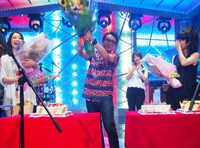 収録の合間には、7月に誕生日を迎えた加藤いづみ、藤井フミヤ、TOKIE（写真前列左から）にバースデーケーキと花束が贈られた。