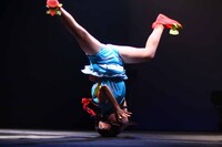 ヘッドスピンを披露する新メンバーのMYU。