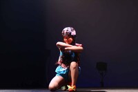 ヘッドスピンをキメてポーズするMYU。