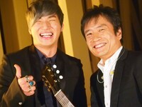 左からD-LITE（from BIGBANG）と鳥山雄司。