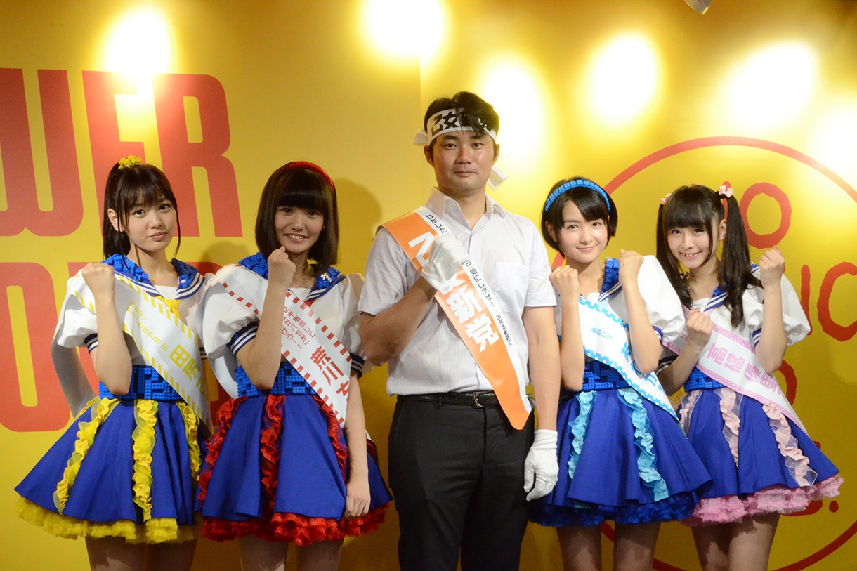 乙女新党と杉村太蔵。左から田尻あやめ、荒川ちか、杉村太蔵、葵わかな、高橋優里花。