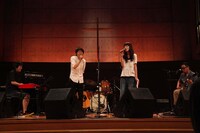 「QUIET ROOM 2013-8月のうた-」東京公演でのPERIDOTS（写真左）と阿部芙蓉美（右）。