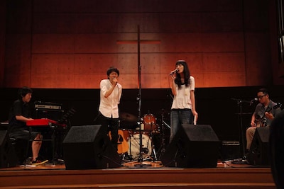 「QUIET ROOM 2013-8月のうた-」東京公演でのPERIDOTS（写真左）と阿部芙蓉美（右）。