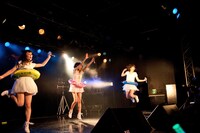 浮き輪を付けて踊るNegicco。