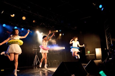 浮き輪を付けて踊るNegicco。