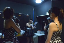 開演前の“影アナ”を務めたNao☆（写真中央）。