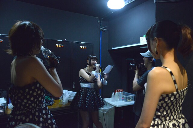 開演前の“影アナ”を務めたNao☆（写真中央）。