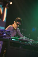 上半身裸にトゲ付きマスクという出で立ちで登場したロベルト吉野。