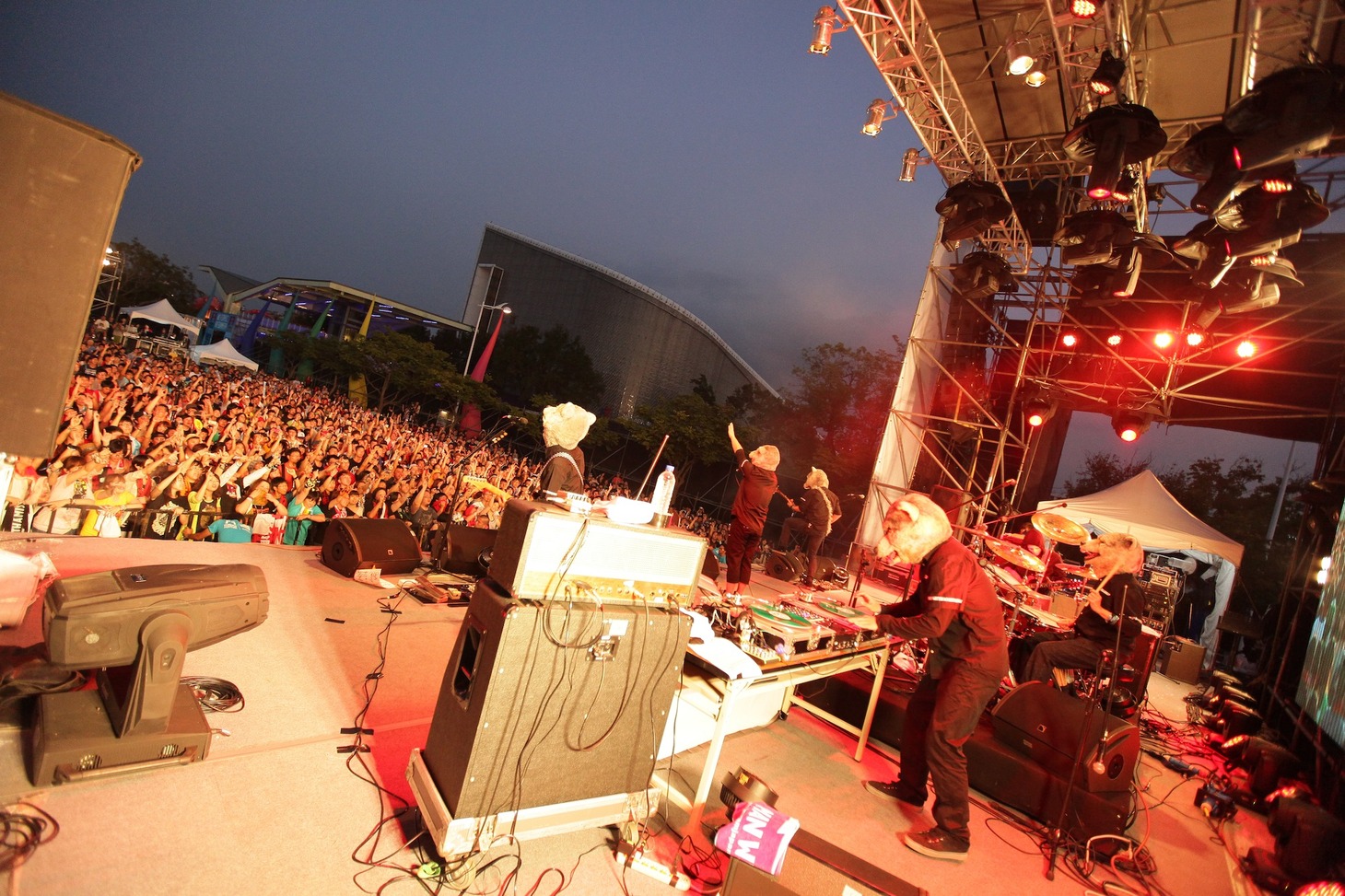 MAN WITH A MISSION。8月4日に台湾で行われたロックフェス「FORMOZ FESTIVAL 2013 野台開唱」出演時の模様。