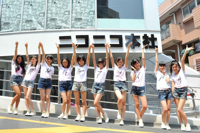 原宿ルイード跡地（現・ニコニコ本社）を訪れた東京パフォーマンスドール。