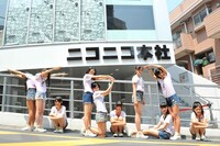 人文字で「T.P.D.」を表現する東京パフォーマンスドール。