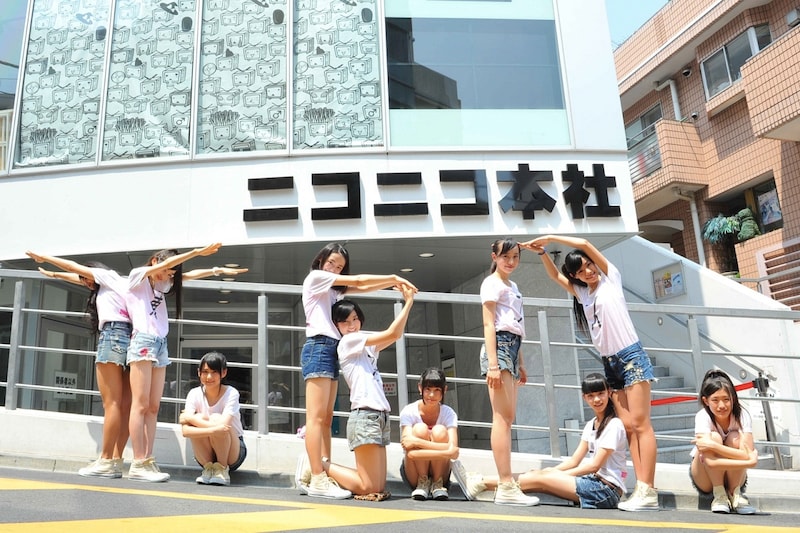 人文字で「T.P.D.」を表現する東京パフォーマンスドール。