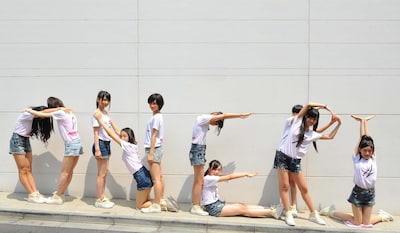 人文字で「ONERI」を表現する東京パフォーマンスドール。