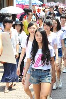 原宿から渋谷まで歩いてデビュー公演のPR活動を行う東京パフォーマンスドール。