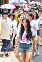 原宿から渋谷まで歩いてデビュー公演のPR活動を行う東京パフォーマンスドール。