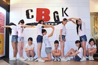 人文字で「T.P.D.」を表現する東京パフォーマンスドール。