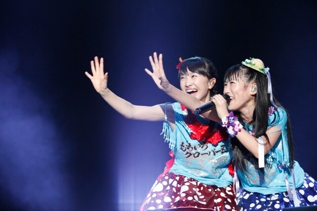 百田夏菜子（左）と高城れに（右）。「SUMMER SONIC 2013」出演時の模様。