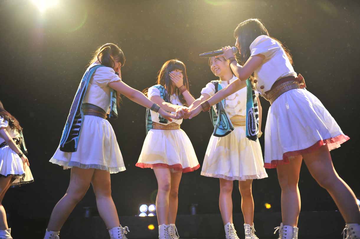 「Shining Star」の模様。涙ぐむメンバーたち。