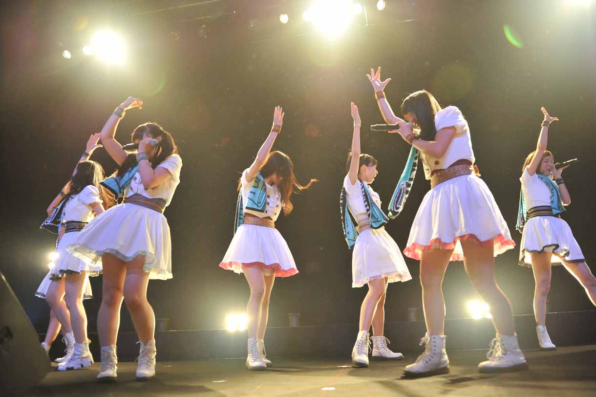 「Shining Star」の模様。涙ぐむメンバーたち。